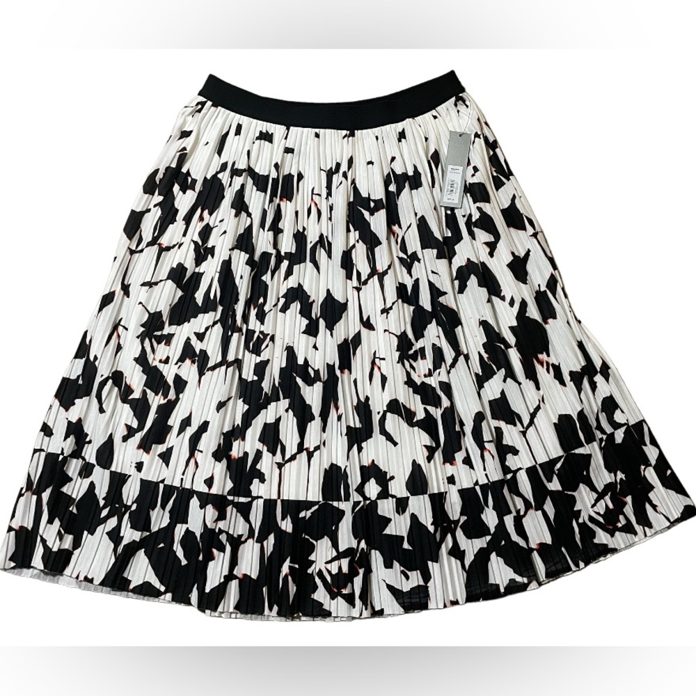 NWT PLEATED FLORAL SKIRT by Apt. 9 size Medium